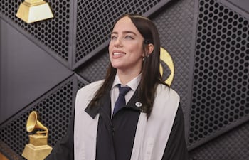 Billie Eilish sumó a su atuendo un pin con la inscripción “fuera ICE”.