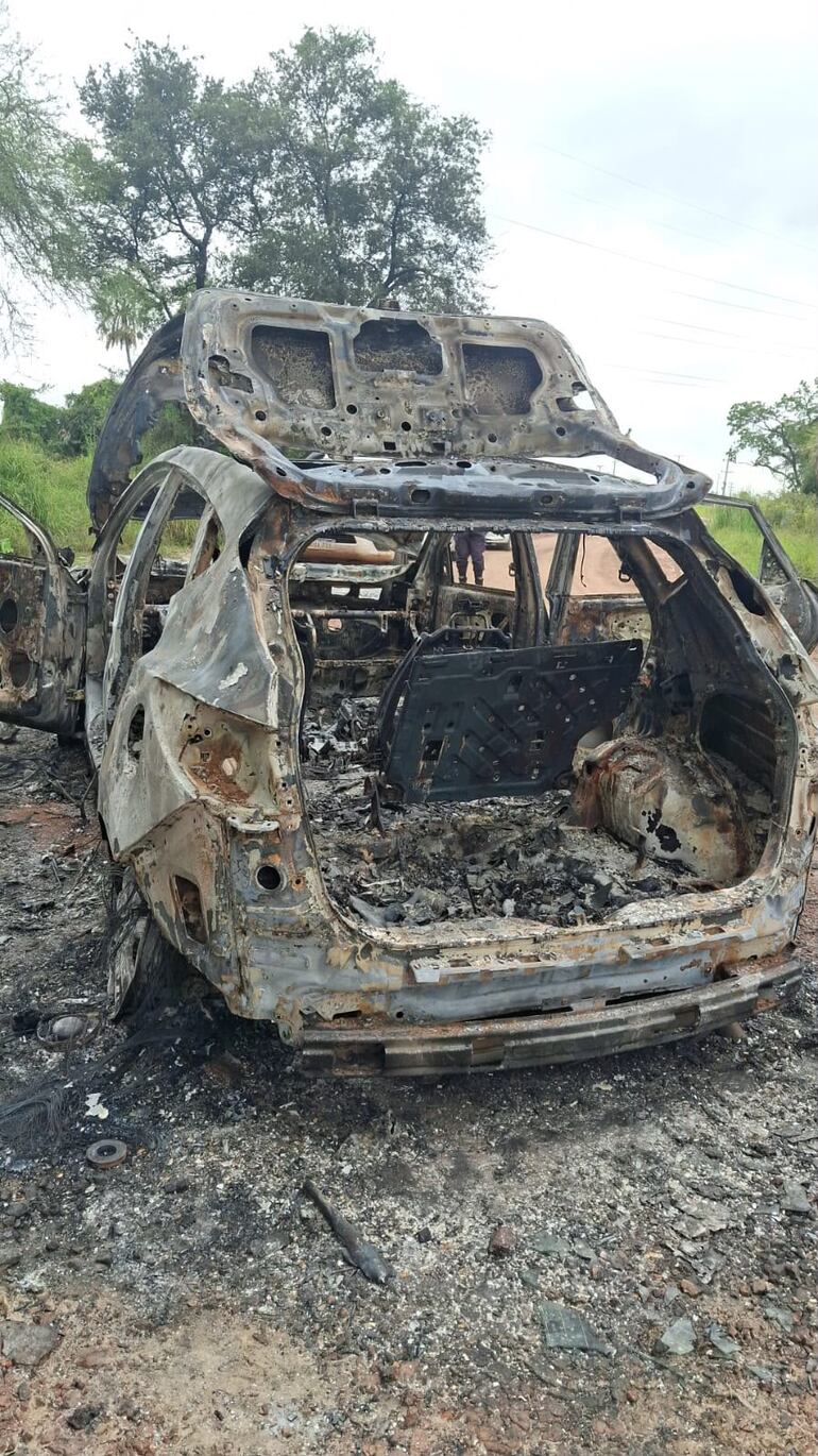 Agentes de Investigaciones de Presidente Hayes verificaron el sitio donde encontraron la camioneta robada.