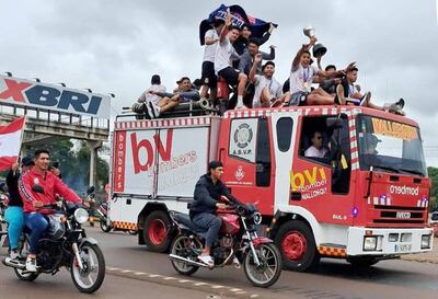 La despedida de los finalistas fue espectacular. La recepción a los campeones fue aún más emotiva.