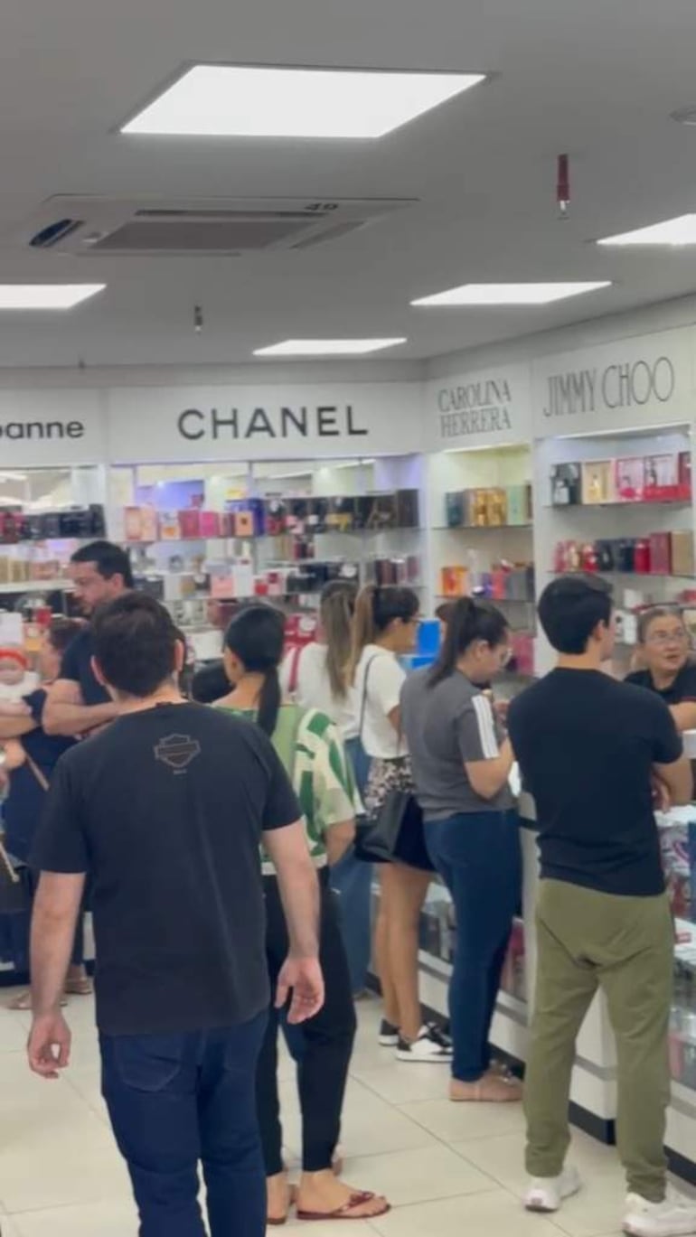 Clientes verifican los productos en oferta en un centro comercial de Pedro Juan Caballero.