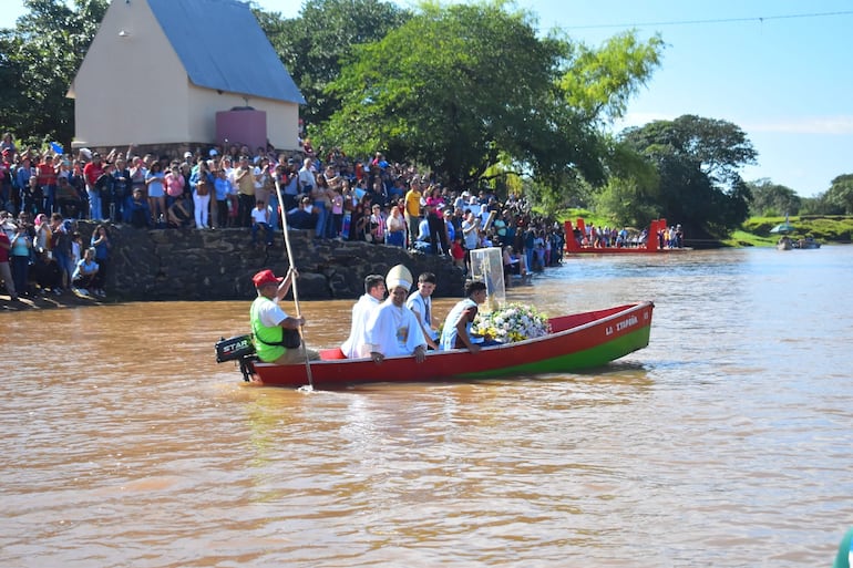 En canoa, la imagen de la Virgen, el obispo y algunos fieles participan de la manifestación náutica.