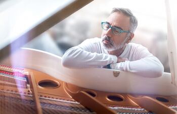 El músico argentino Leo Sujatovich se presentará hoy en Paraguay para compartir charla y música.