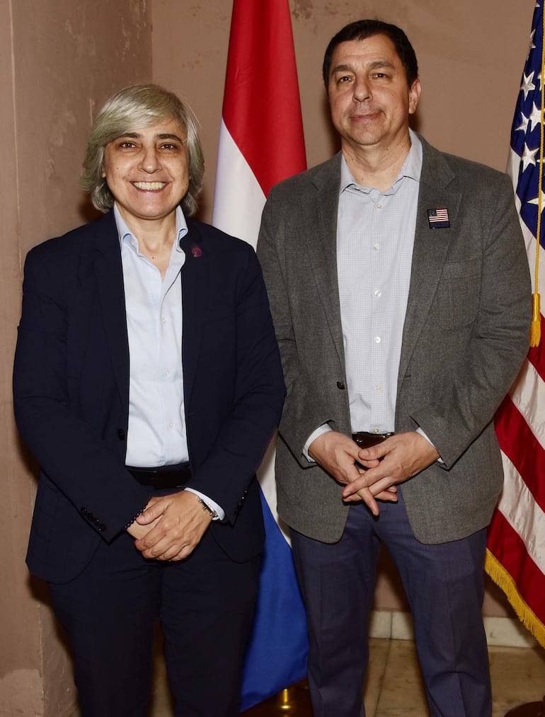 Linda Taiyen junto con Darren Beltrán. 
