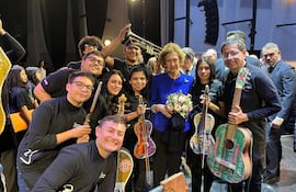 Integrantes de la Orquesta de Instrumentos Reciclados de Cateura y su director, Favio Chávez, posan junto a la reina Sofía de España tras el concierto de la agrupación en Madrid.