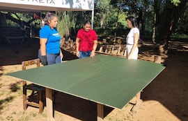Macarena Ruiz (derecha) brinda indicaciones sobre los trabajos que se están realizando para el retablo donde se expondrán los cuadros vivientes en esta Semana Santa.