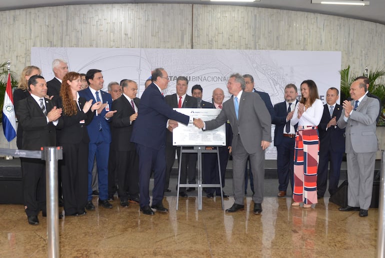 Funcionarios paraguayos y brasileños de Itaipú, en un acto que se llevó a cabo el 28 de febrero último celebran la cancelación de la deuda de la entidad binacional. Un titular de CNN Brasil apunta un perfil ignorado del acontecimiento:,"Gestión bolsonarista de Itaipú celebra pago de deuda histórica..."