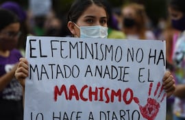 Foto de archivo. Imagen de referencia de una mujer denunciando las muertes de mujeres en donde sus parejas hombres son los autores durante una marcha en contra de la violencia hacia las mujeres.