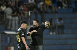Vitamina Sánchez le da indicaciones a Cachorro Sánchez en el juego de este sábado en el Río Parapití. Fue derrota de Olimpia 1-0 ante el 2 de Mayo en Pedro Juan Caballero.