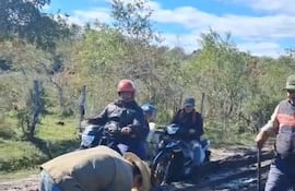 Vecinos de Espinillo, distrito de Laureles, improvisan para arreglar el camino vecinal de la zona.