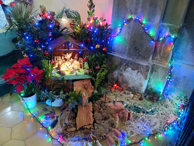 Pesebre hecho por paraguayos en la iglesia San Agustín de Barcelona, donde paraguayos celebran a la Virgen de Caacupé.