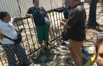 Vendedores ambulantes protestan por vallado de la Nueva Olla para el concierto de Shakira.