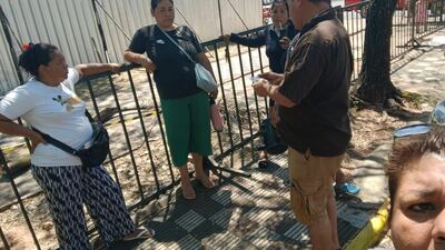 Vendedores ambulantes protestan por vallado de la Nueva Olla para el concierto de Shakira.