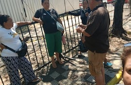 Vendedores ambulantes protestan por vallado de la Nueva Olla para el concierto de Shakira.