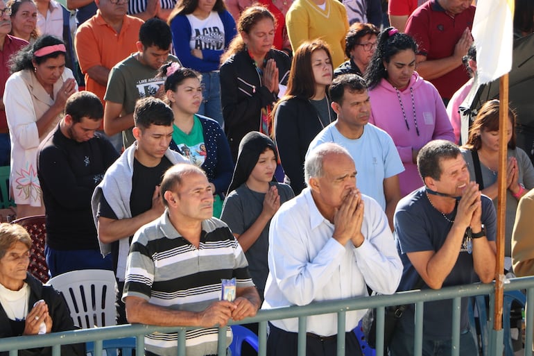 Importante cantidad de feligreses acudieron en la basílica de Caacupé.