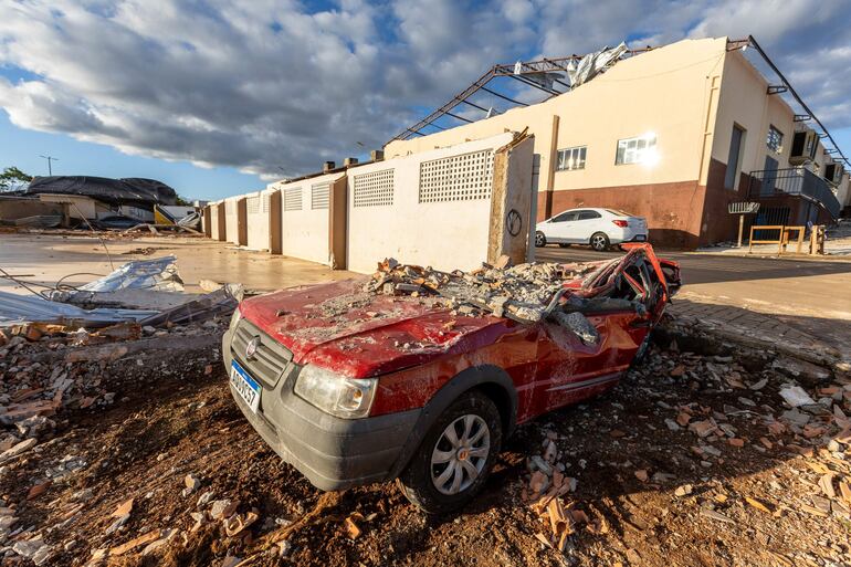 Un vehículo destruido por un tornado en Rio Bonito do Iguaçu (Brasil).