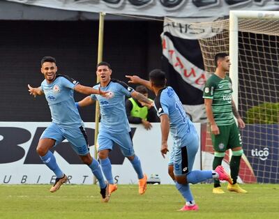 Rodrigo Ruiz Díaz festeja uno de los dos tantos que marcó ayer.   Héctor Lezcano y Marcelo Benítez acompañan la celebración.