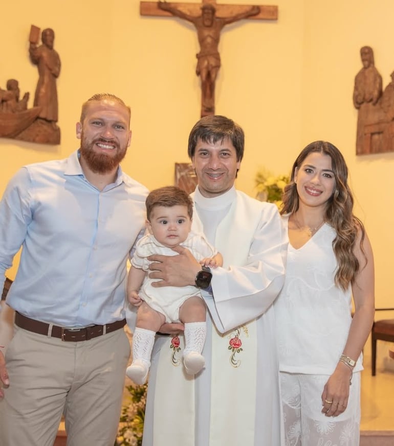 El nuevo cristiano Pietro, en brazos del sacerdote que lo bautizó, rodeado de sus padres Isidro Pitta y Tathi Velázquez. (Instagram/Tathi Velázquez)