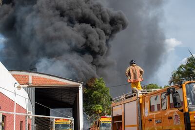 Incendio de fábrica de resina en Cambyretá.