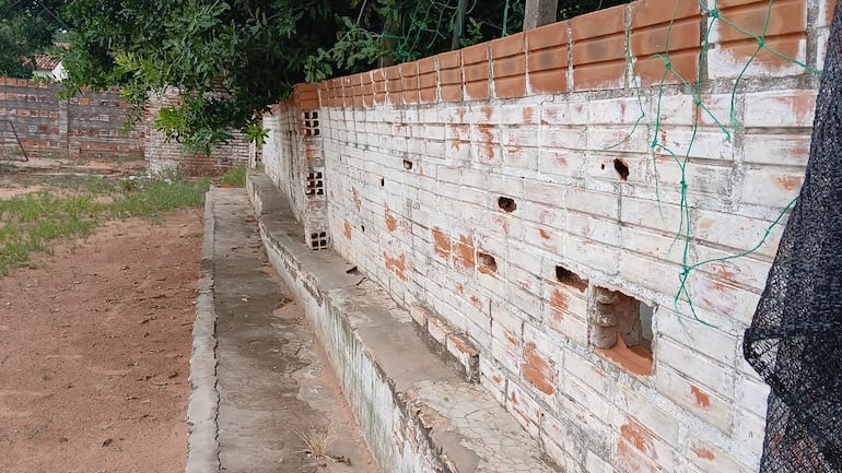 La muralla tiene una inclinación hacia las gradas donde habitualmente se sientan los alumnos