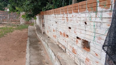 La muralla tiene una inclinación hacia las gradas donde habitualmente se sientan los alumnos