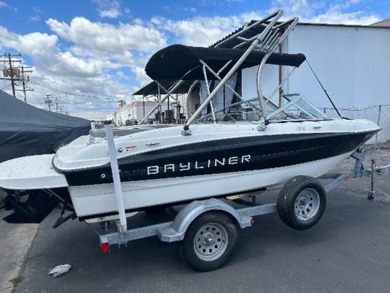 Buque de la Marca Bayliner, modelo 185 Bowrider. Imagen de referencia.
