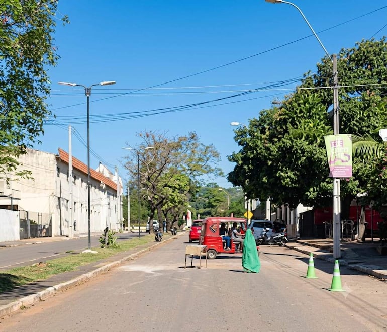 Sobre la avenida Agustín Fernando de Pinedo, vecinos "adelantaron la Navidad" al colocar arbolitos y una casita de pesebre para señalizar los peligrosos cráteres y evitar accidentes.