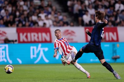 Miguel Almirón, futbolista de la selección de Paraguay, remata el balón en un partido frente a Japón en el amistoso internacional de la Fecha FIFA de octubre en el estadio Panasonic Suita, en Suita, Osaka, Japón.