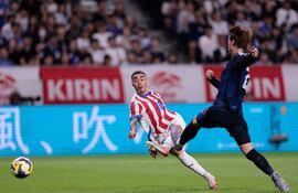 Miguel Almirón, futbolista de la selección de Paraguay, remata el balón en un partido frente a Japón en el amistoso internacional de la Fecha FIFA de octubre en el estadio Panasonic Suita, en Suita, Osaka, Japón.