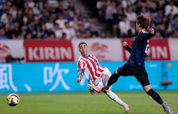 Miguel Almirón, futbolista de la selección de Paraguay, remata el balón en un partido frente a Japón en el amistoso internacional de la Fecha FIFA de octubre en el estadio Panasonic Suita, en Suita, Osaka, Japón.