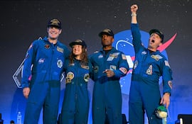 Los astronautas de la misión Artemis II de la NASA, Jeremy Hansen de la Agencia Espacial Canadiense, Christina Koch, Victor Glover y el comandante Reid Wiseman, reaccionan durante una ceremonia de bienvenida en la Base Conjunta de Reserva de Ellington Field en Houston, Texas, el 11 de abril de 2026.