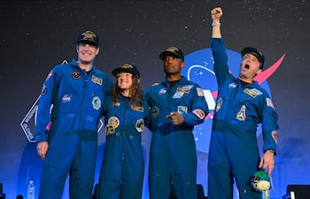 Los astronautas de la misión Artemis II de la NASA, Jeremy Hansen de la Agencia Espacial Canadiense, Christina Koch, Victor Glover y el comandante Reid Wiseman, reaccionan durante una ceremonia de bienvenida en la Base Conjunta de Reserva de Ellington Field en Houston, Texas, el 11 de abril de 2026.