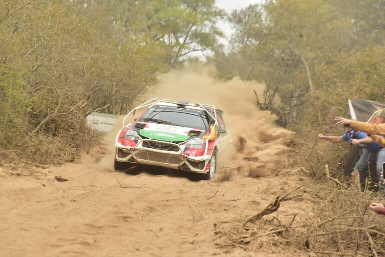 Alejandro Galanti, en el Toyota Etios R5, durante la Etapa 1 del Rally del Chaco 2023.