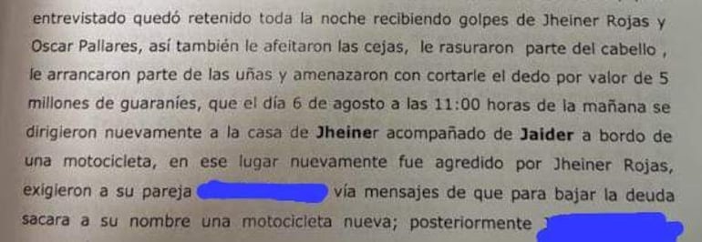 El hombre muestra signos de maltrato, con expresión de angustia y describiendo agresiones mientras está sentado en un entorno sobrio.