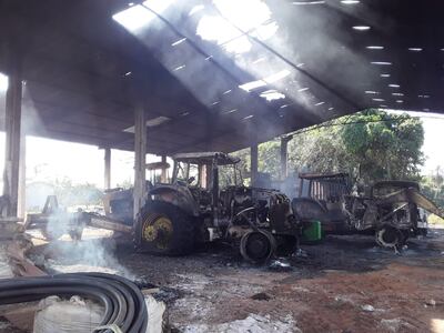 Quema de maquinarias en una estancia de Concepción.