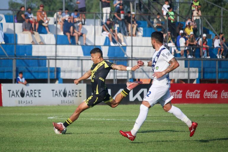Momento en que José Espínola se predispone a patear desde fuera del área para su gol ante la impotencia del defensor Víctor "Tucu" Salazar.