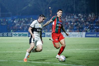 El argentino Facundo Zabala, futbolista de Olimpia, disputa el balón en un partido frente a Atlético Tembetary por la décimo cuarta fecha del torneo Apertura 2025 del fútbol paraguayo en el estadio Luis Alfonso Giagni, en Villa Elisa, Paraguay.
