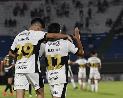 Rodney Redes (d), futbolista de Olimpia, festeja un gol en el partido frente a Libertad por la fecha 20 del torneo Apertura 2025 del fútbol paraguayo en el estadio Defensores del Chaco, en Asunción, Paraguay.