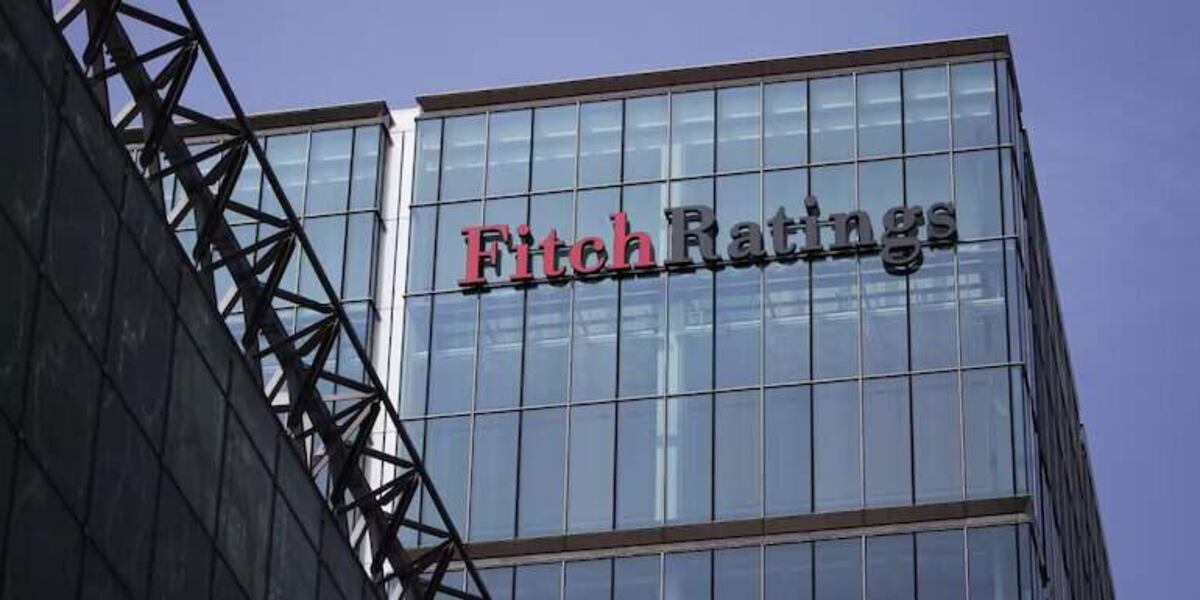Deudas acumuladas podrían ejercer presión al alza del déficit en el corto o mediano plazo, advierte Fitch