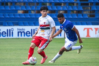 Maniobra de Duván Zárate, autor del gol del Atlético Tembetary.