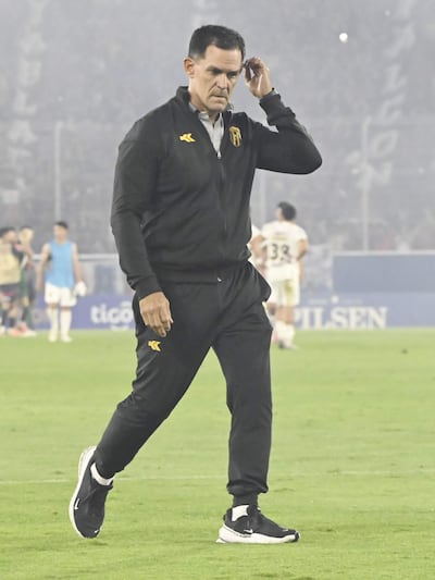 Víctor Eduardo Ceferino Bernay (55 años), director técnico de Guaraní.