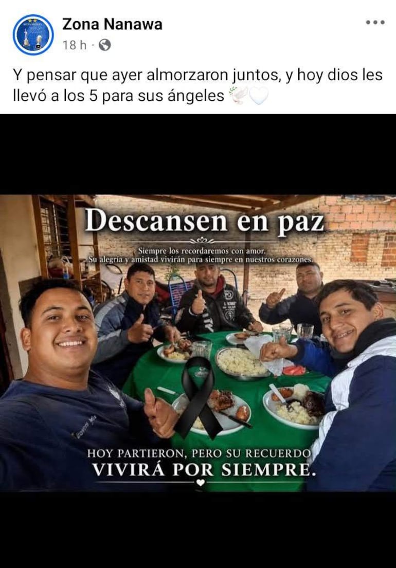Cinco hombres sonrientes alrededor de la mesa, sosteniendo platos de comida, en ambiente de camaradería y duelo.