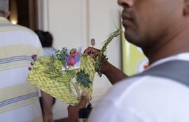 El Pindó es un elemento clave para los feligreses católicos durante el Domingo de Ramos. Son hojas de palma trenzadas y adornadas con flores, ruda y romero, que tras ser bendecidas durante la misa, se colocan en las casa como símbolo de protección y bendición para la familia y el hogar.