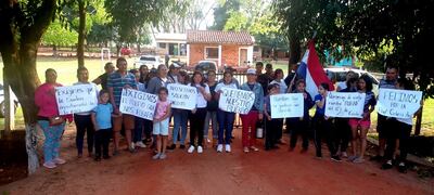 Los padres de familia y alumnos de los diferentes grados de la escuela afectada se encuentran instalados a la entrada a la institución educativa.