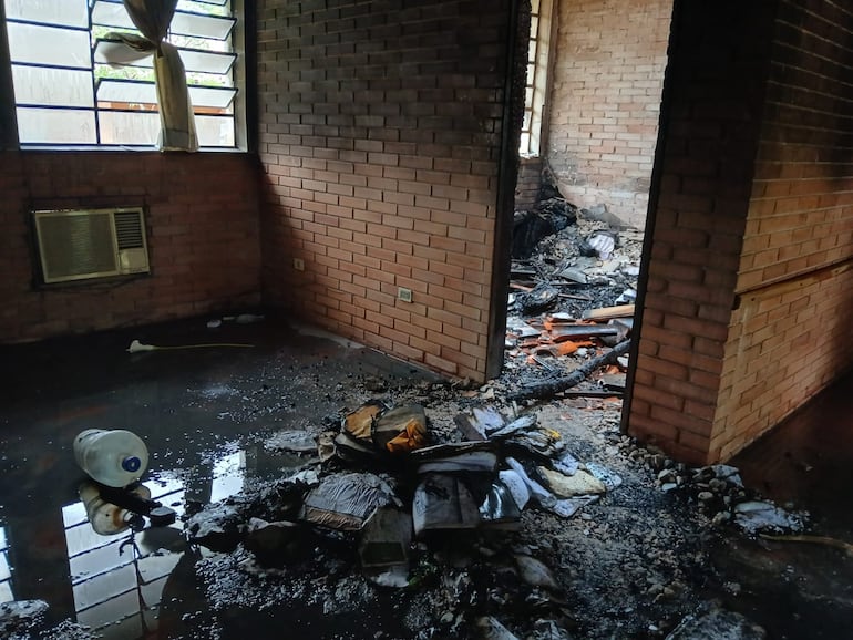 Rayo impacta en parte del Colegio Nacional de Eusebio Ayala y causa destrucción