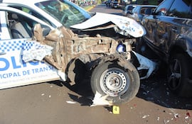 Camioneta de la PMT embistió contra autos estacionados en Encarnación