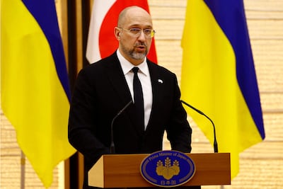 El primer ministro de Ucrania instó al gobierno y al sector privado de Japón a aumentar el apoyo a la reconstrucción del país, prometiendo un "milagro económico" una vez que termine la guerra de casi dos años con Rusia.