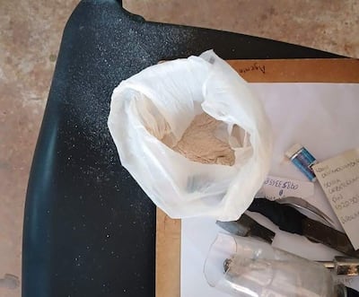 Superficie con bolsa plástica marrón y objetos, sin presencia de personas ni textos claros.