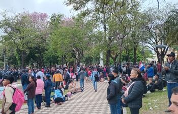 Un número importante de personas se juntaron en la Plaza de Armas antes de marchar hasta Mburuvicha Róga.