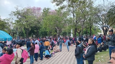Un número importante de personas se juntaron en la Plaza de Armas antes de marchar hasta Mburuvicha Róga.