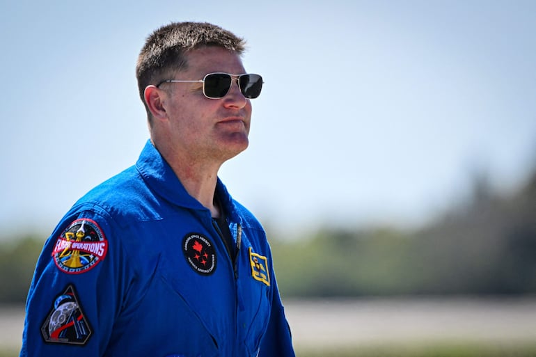 El astronauta de la Agencia Espacial Canadiense, Jeremy Hansen, especialista de misión de Artemis II, observa durante una ceremonia de bienvenida previa al lanzamiento del 1 de abril de Artemis II en el Centro Espacial Kennedy, en Florida, el 27 de marzo de 2026.